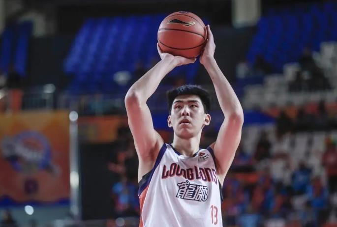 九游娱乐-男篮备战热身赛，郭士强短训营19选12，徐昕或国家队首发